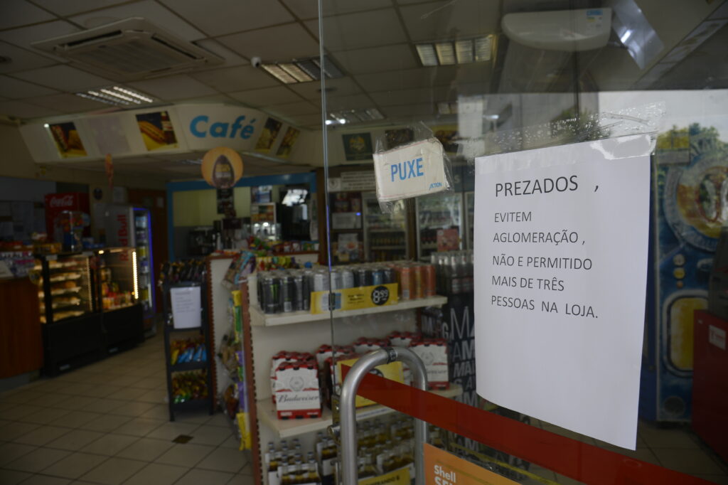 Critérios adotados para reabertura da economia no exterior terão de ser adaptados no Brasil