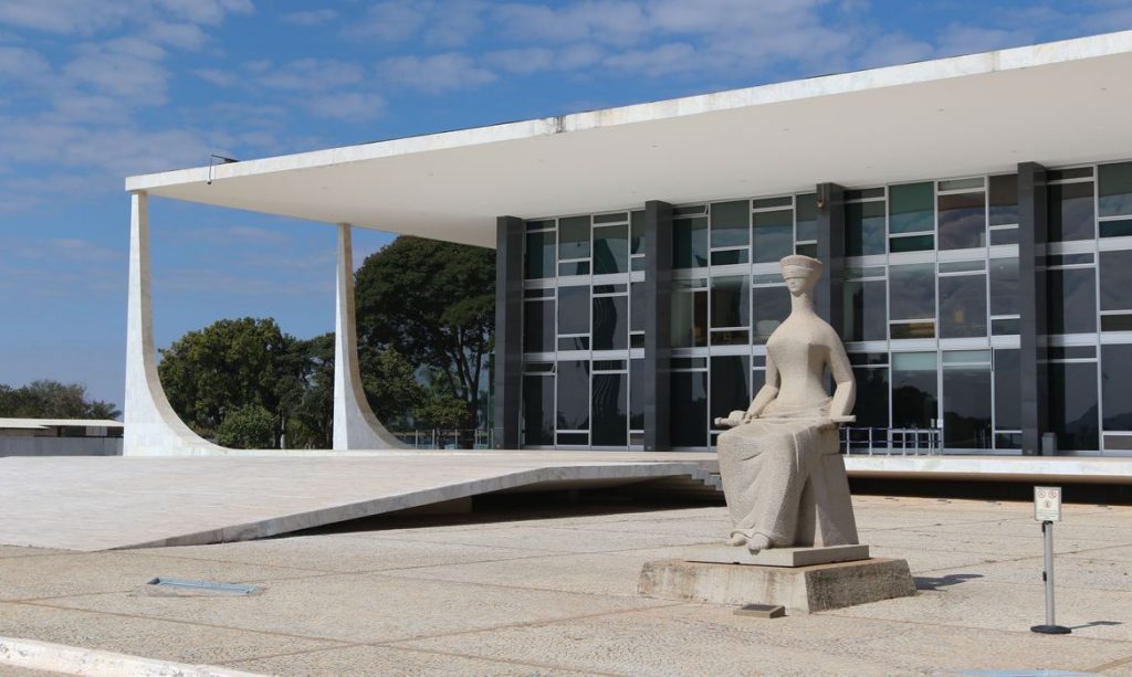 Suprema Corte vs. Necropolítica: A Judicialização Caótica da COVID-19 no Brasil