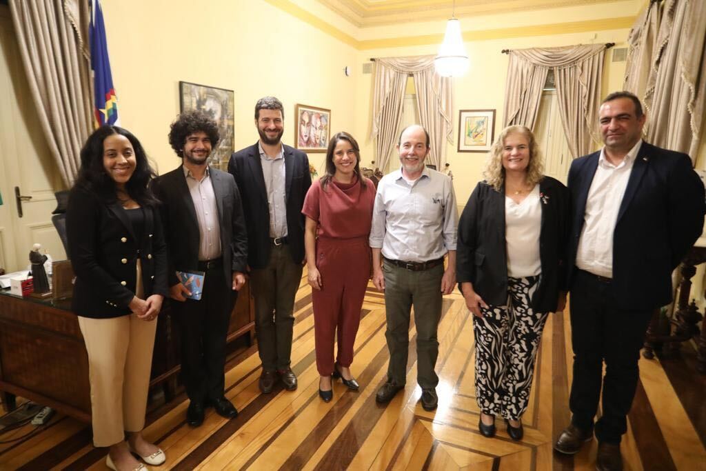 Equipe do IEPS com representantes do Governo de Pernambuco durante cerimônia simbólica de assinatura do ACT, na segunda-feira (23/10). Da esquerda para direita: Letícia Machado, Arthur Aguilar, Miguel Lago, Raquel Lyra, Governadora de Pernambuco e Armínio Fraga, associado fundador do IEPS. Foto: Hesíodo Góes/Secom PE