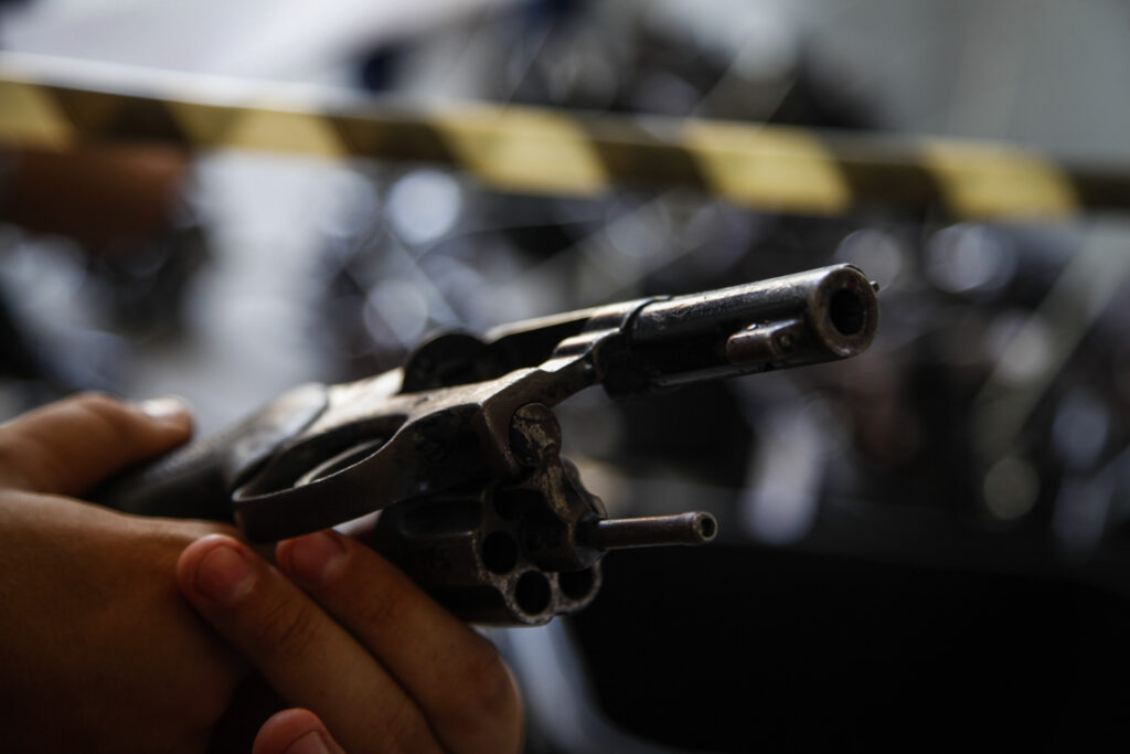Em 10 anos, disparos de armas de fogo mataram 4 vezes mais negros que brancos no Brasil, diz pesquisa