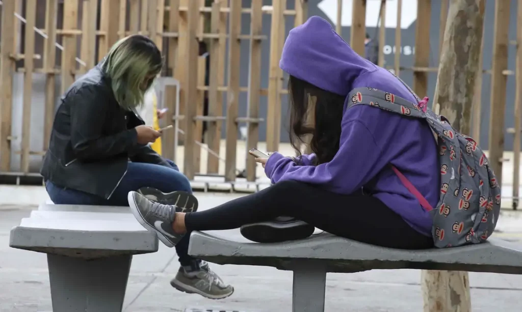 Celular na escola: o que fazer daqui para frente?