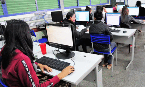 A implementação da educação digital e midiática nas escolas brasileiras