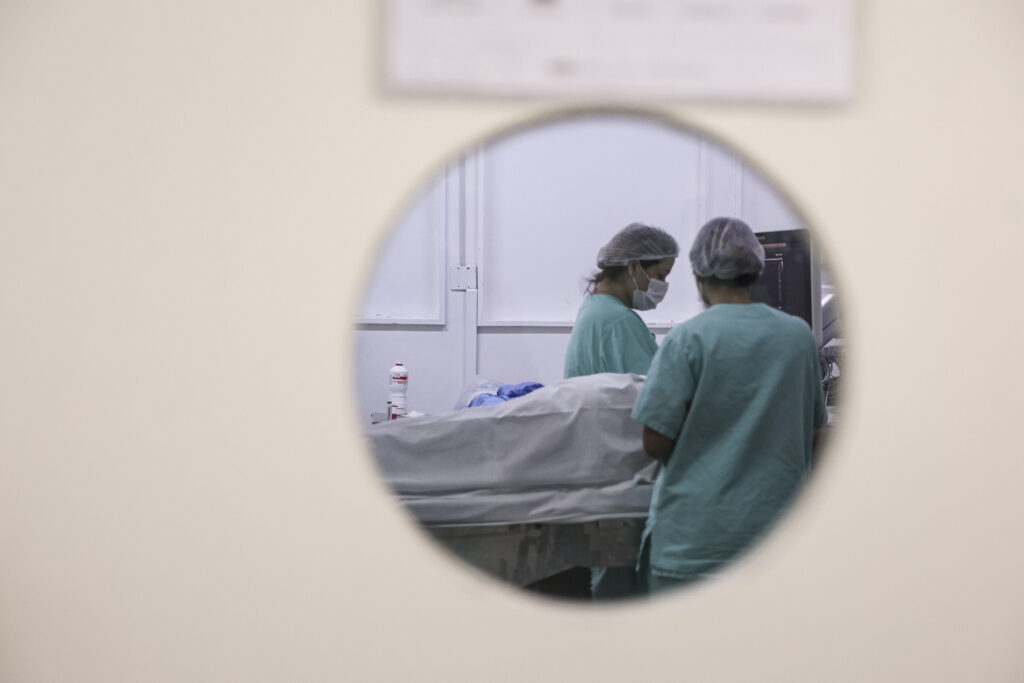 Hospitais geridos por OSS podem ter ganhos de produtividade, mas falta de transparência e contratos frágeis comprometem modelo