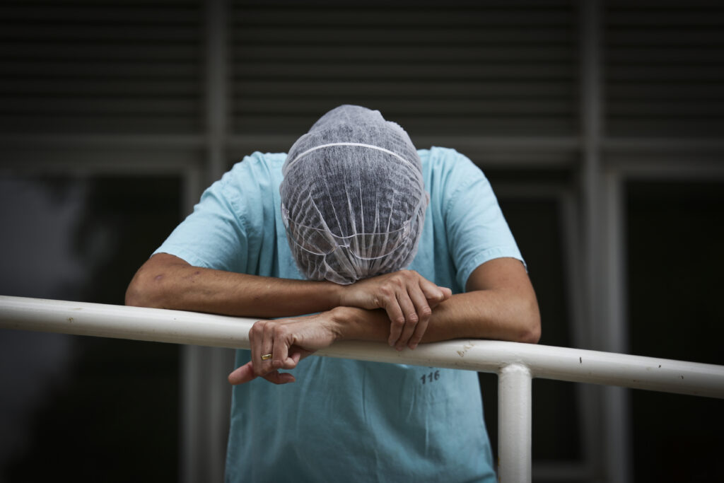 Como a violência urbana afeta o uso de serviços de saúde entre pessoas de baixa renda no Rio de Janeiro