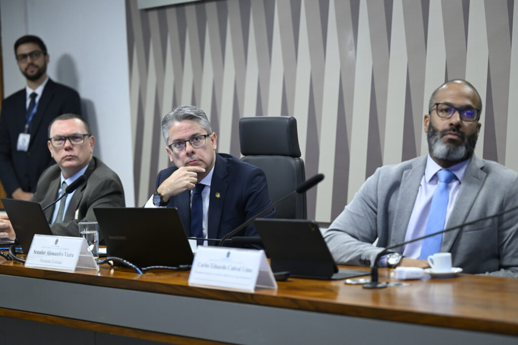 Comissão de Ciência, Tecnologia, Inovação, Comunicação e Informática (CCT) realiza audiência pública para debater o Projeto de Lei 2.470/2026, que trata da proteção da saúde mental, do consumidor e da economia familiar no ambiente de apostas de quota fixa e jogos online, as chamadas bets. O projeto foca na prevenção e redução de danos, impondo restrições à publicidade, patrocínio e design de produtos de alto risco. Mesa: consultor nacional da Coordenação de Equidade, Doenças Crônicas Não Transmissíveis e Saúde Mental da Opas/OMS, Francisco Cordeiro; presidente eventual da CCT, senador Alessandro Vieira (MDB-SE); presidente-executivo do Instituto Brasileiro de Jogo Responsável (IBJR), Carlos Eduardo Cabral Lima. Foto: Carolina Curi/Agência Senado